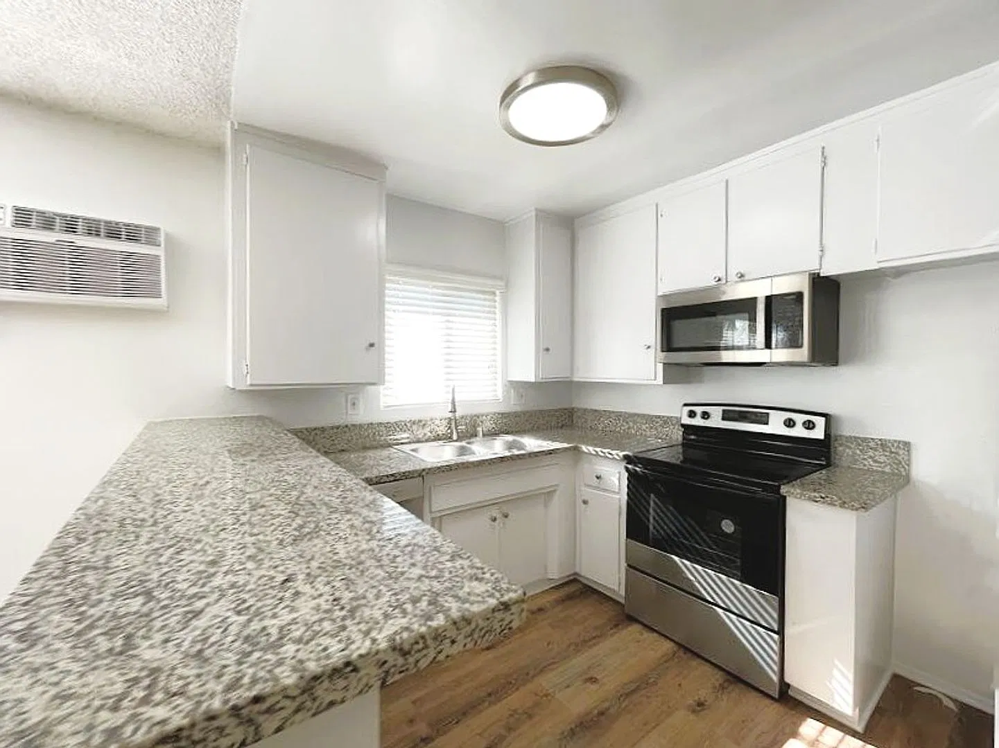 6340 Vineland Ave — Photo 2