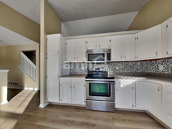 3rd image of 391 Sherman Dr