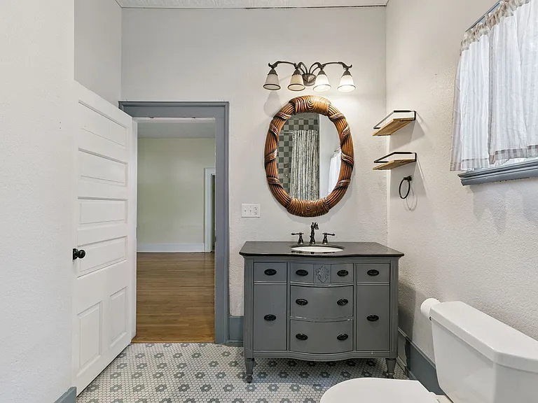 2400 S Park Ave — Photo 12