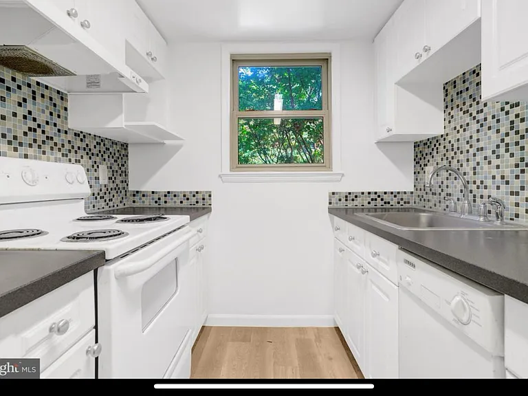 2036 N Woodrow St — Photo 10