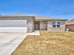 902 W 4th St, Keene, TX 76059