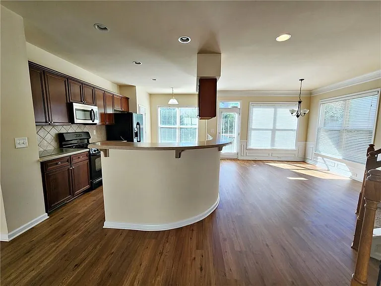 3459 Latitude Cv — Photo 2