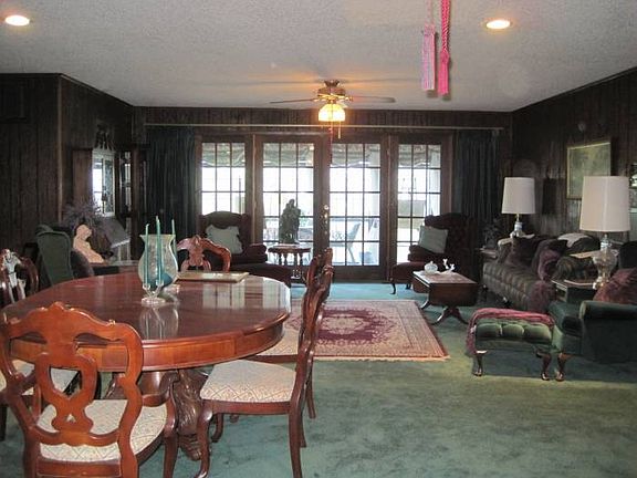 Family room w/balcony