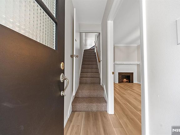 3rd image of 271 Travers Pl