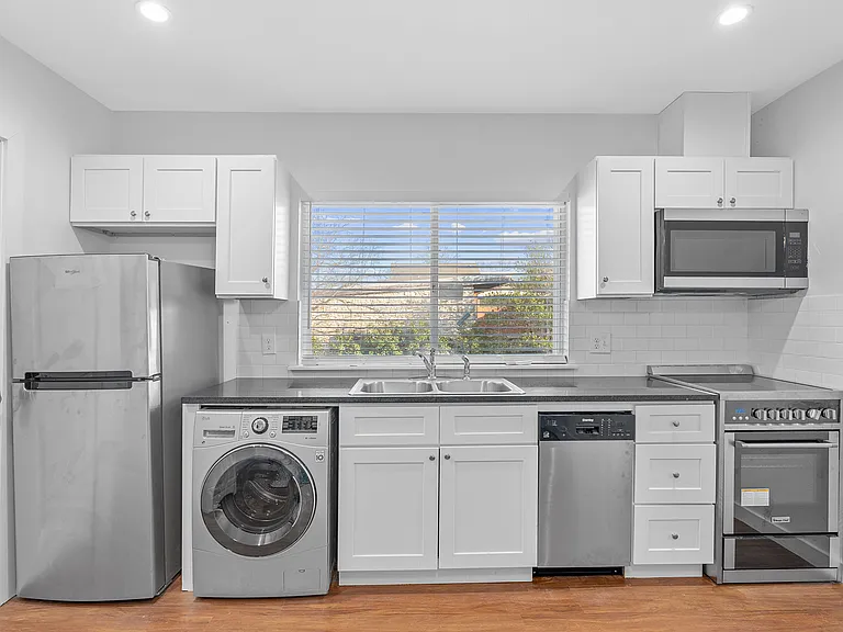 306 E 30th St #109 — Photo 8
