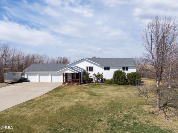 10710 Rose Dr, Bismarck, ND 58501