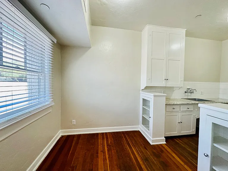 Don Martin Historic Apartments! — Photo 27