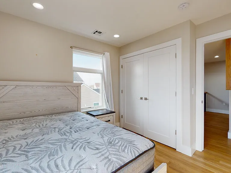 1 Howland Ave — Photo 16