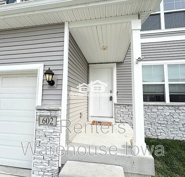 602 Elizabeth Ln NW — Photo 2