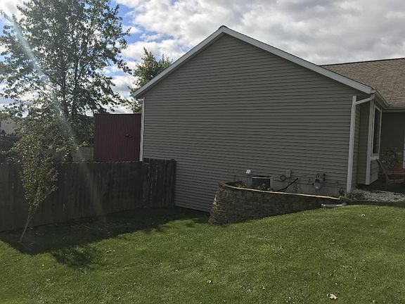 3rd image of 320 Summer Cir SE