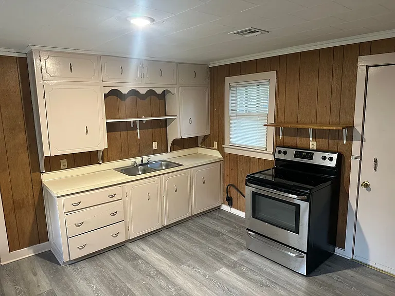 224 E Velma Ave — Photo 4