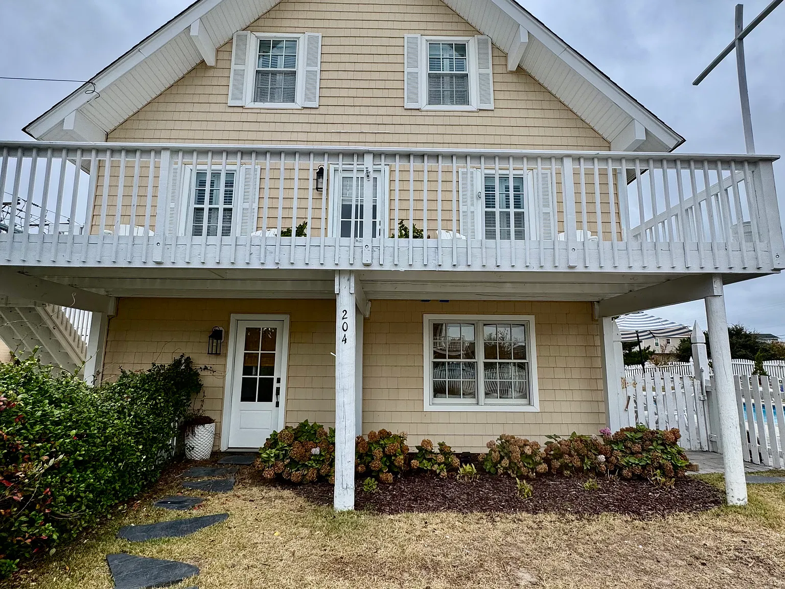 4 bed, 3.5 bath, 2790 sqft, $4,000 — Photo 1