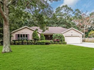 19 Sandpiper Ln, East Islip, NY 11730