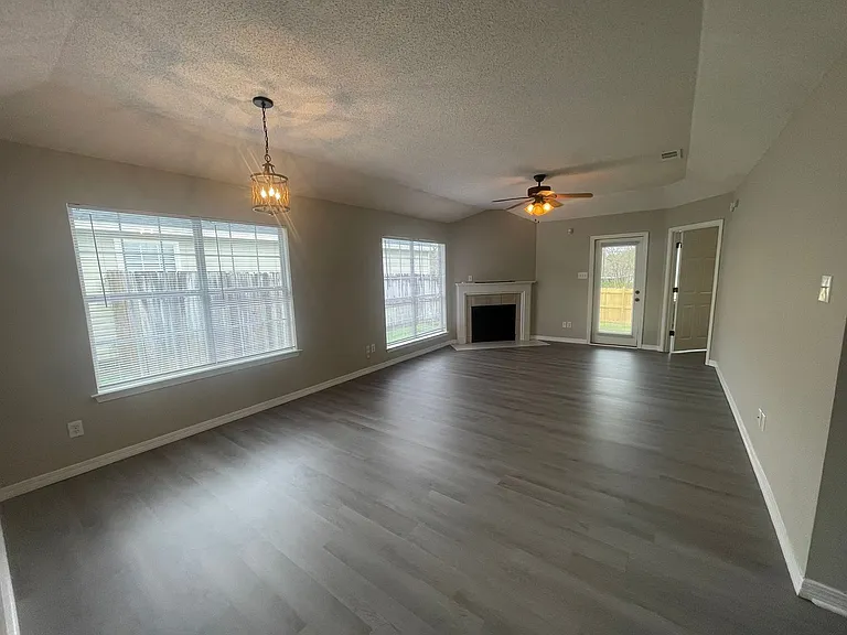 706 Crystal Wells Ct N — Photo 2