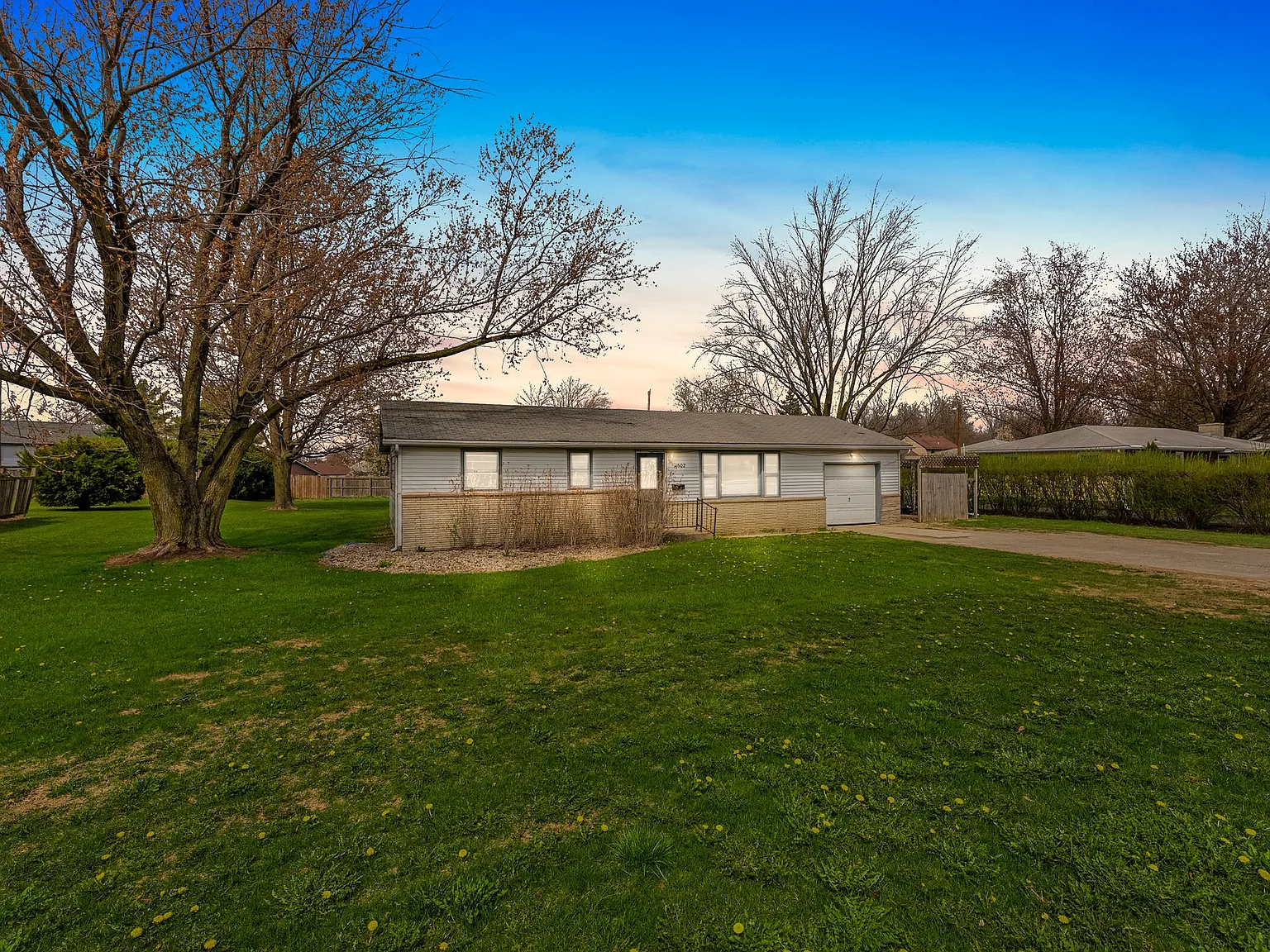 1602 W Dupont Rd — Photo 1