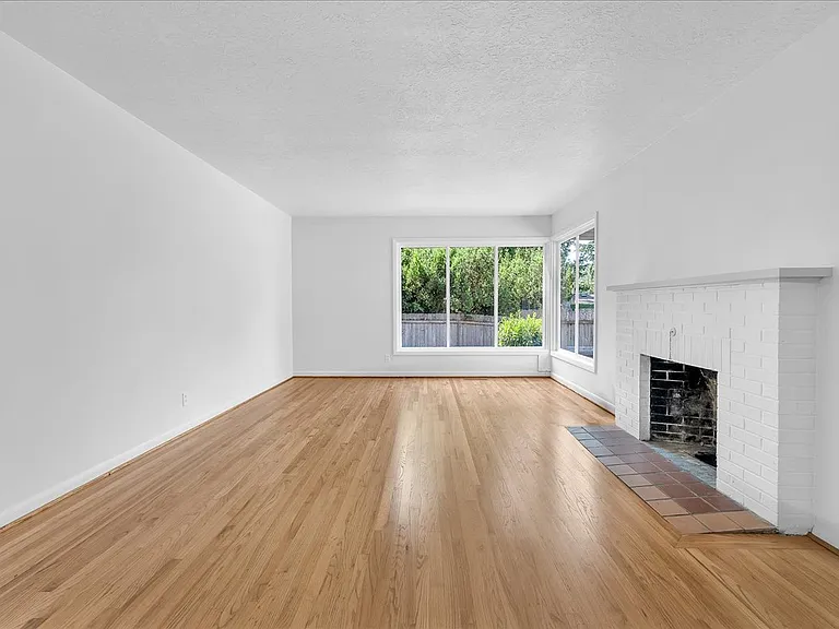 9710 S Corbett Ln — Photo 2