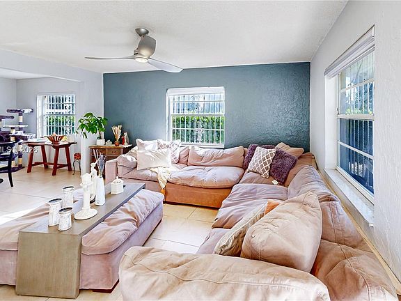 5th image of 409 SW 8th Ave