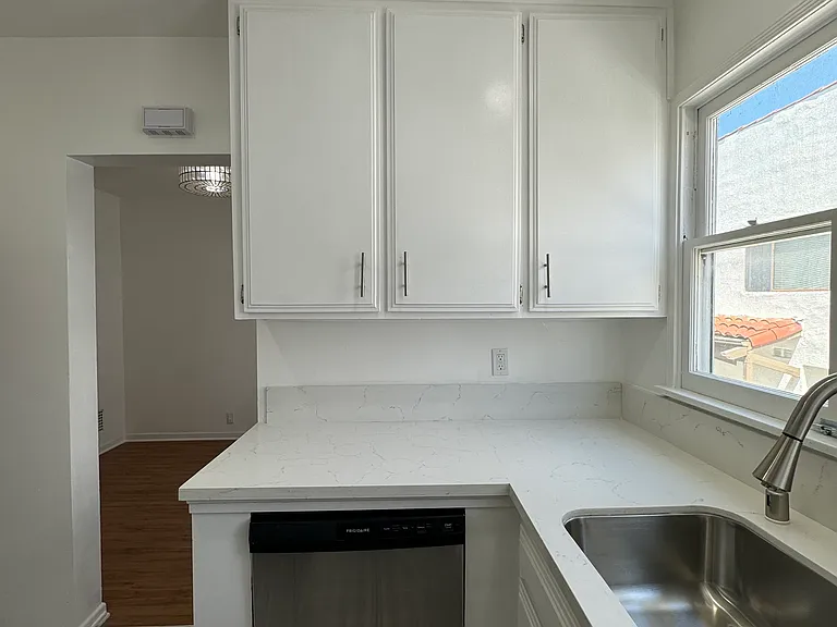 1401 Havenhurst Dr #6 — Photo 12