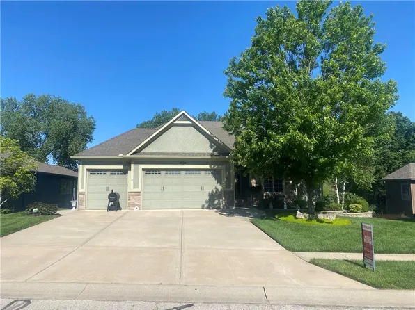 304 Broadmoor Dr, Louisburg, KS 66053