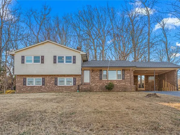 1029 Foxfire Rd, Kernersville, NC 27284