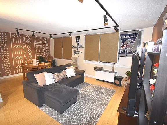 3rd image of 4300 W Ford City Dr APT 1007