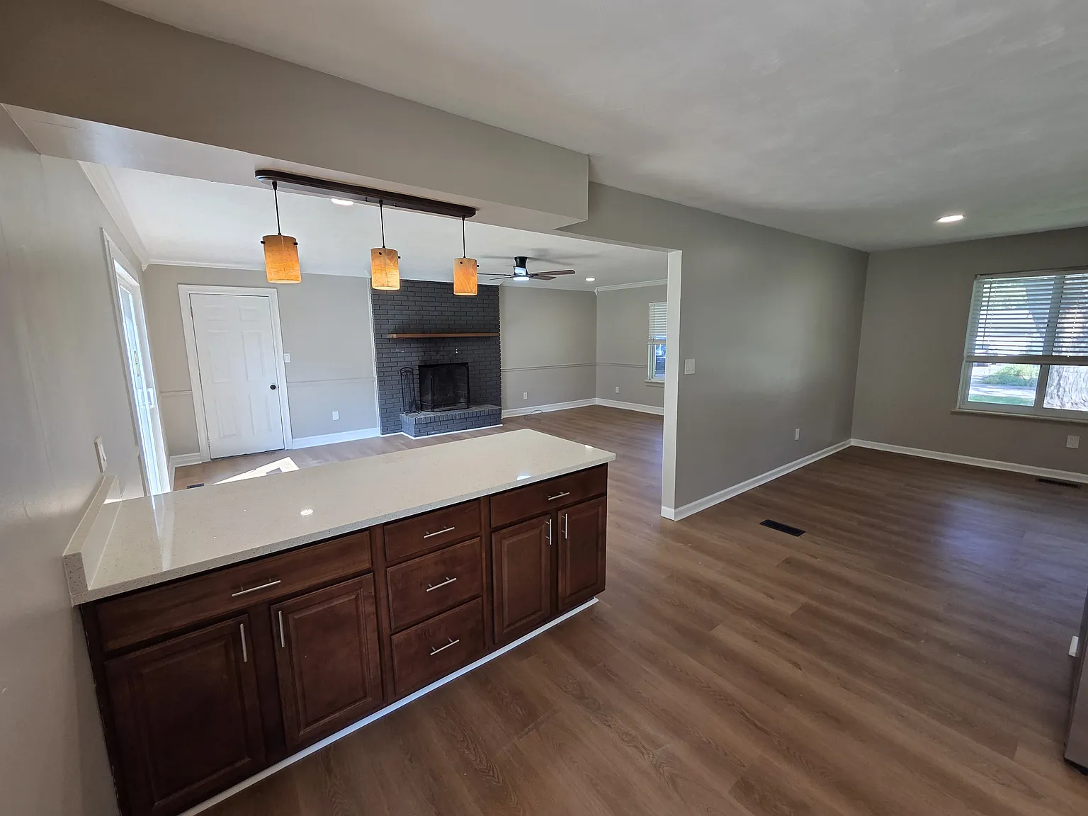 3 bed, 1401 sqft, $2,375 — Photo 3