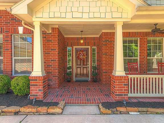 Charming entry with porch and ceiling fan