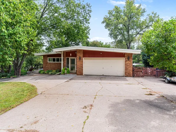 2212 Mary Hills Dr, Golden Valley, MN 55422