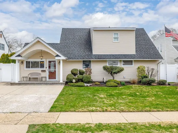 17 Topper Lane, Levittown, NY 11756