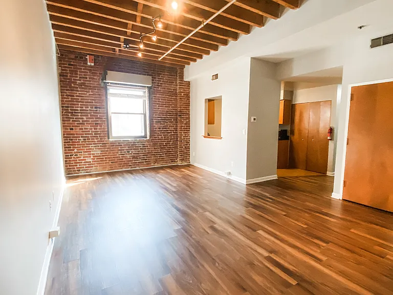 225 Arch St — Photo 8