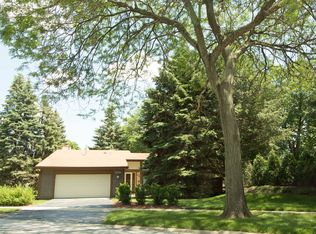 729 N Woodfield Trl, Roselle, IL