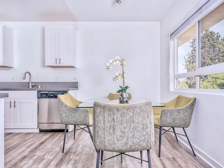 570 N Los Robles Ave — Photo 23