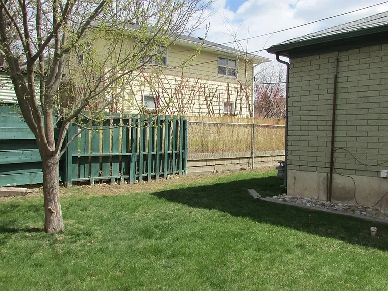 1456 E Elm St — Photo 3