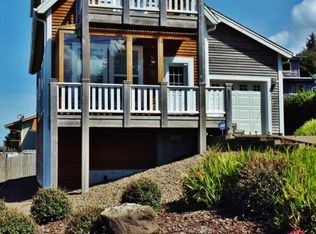61 E 7th St, Yachats, OR 97498