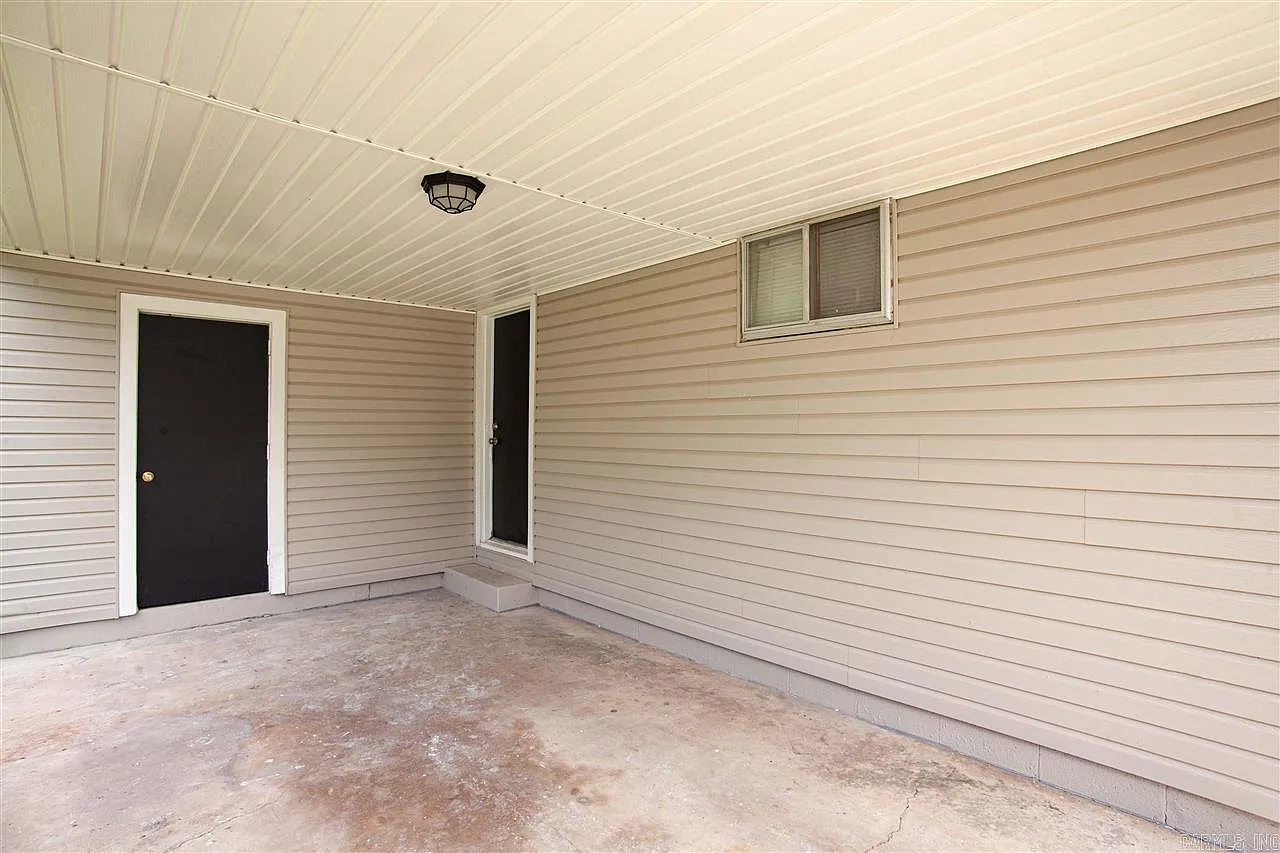 3 bed, 1.0 bath, 912 sqft, $1,195 — Photo 3