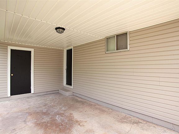 3rd image of 817 Greenlea Dr
