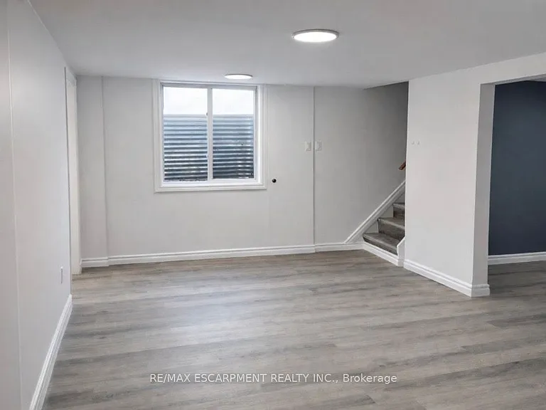23 Ivanhoe Rd #LOWER — Photo 3