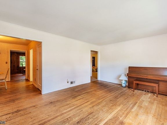 4th image of 43 Alexander Ave