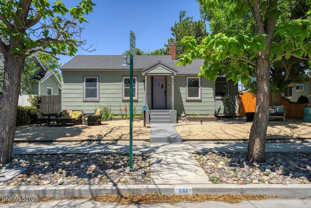661 Thoma St photo 1