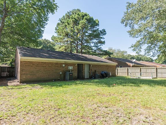 3rd image of 6016 Camellia Dr APT A