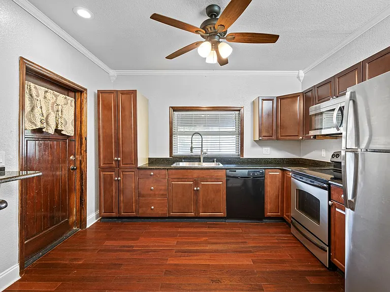 705 W Bay St — Photo 7