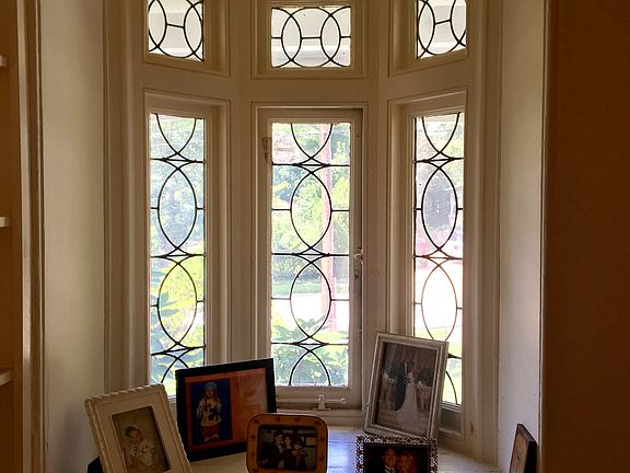 Foyer bay window