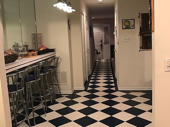 Hall and breakfast bar