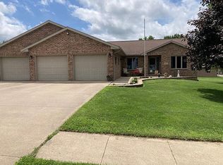 620 E 3rd St, Earlville, IA 52041