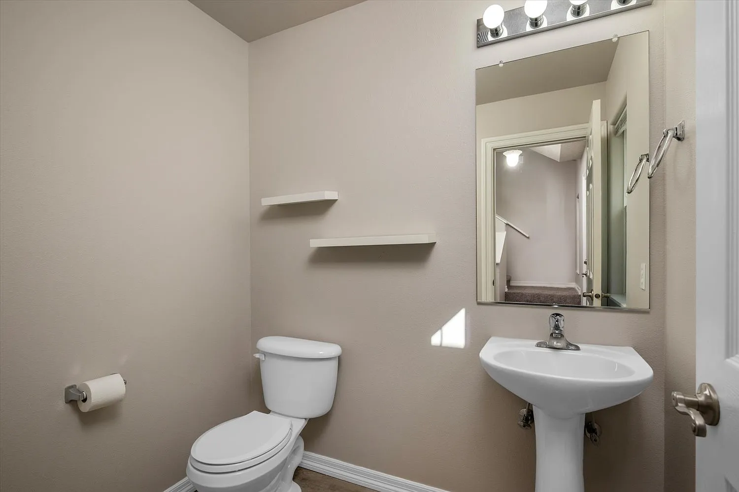 3 bed, 2.5 bath, 1349 sqft, $2,650 — Photo 3
