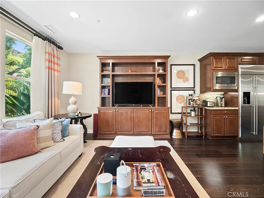 3 bed, 3.5 bath, 2695 sqft, $7,000 — Photo 2