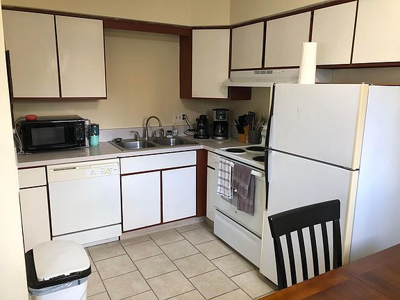 3rd image of 3227 Holiday Dr