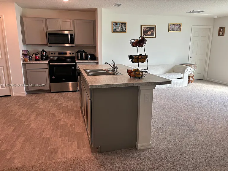 1073 SW Eureka Ave — Photo 5
