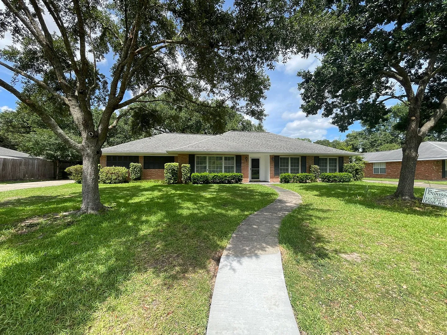 Four Bedroom, Two Bathroom , Brick House, Two Carport. — Photo 2
