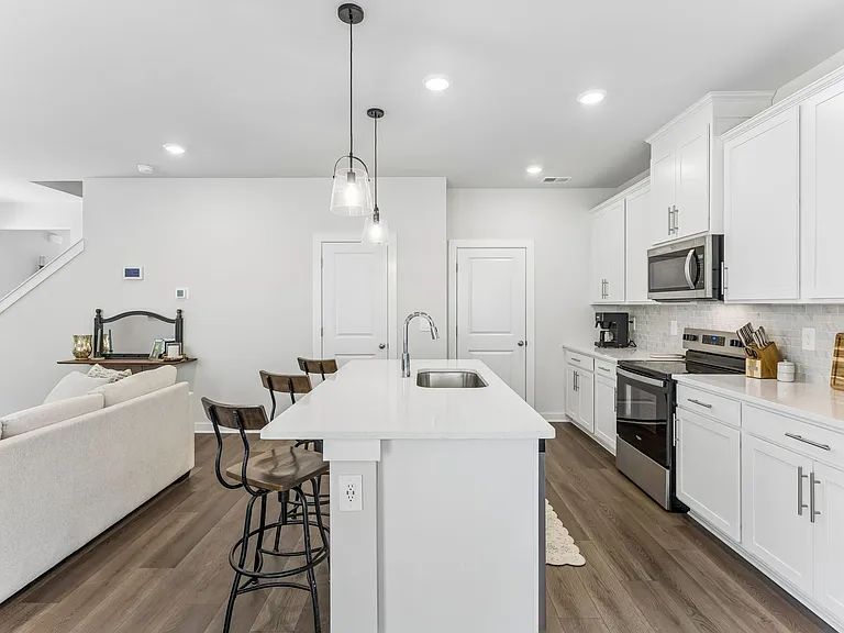 1735 Flora Grv — Photo 6